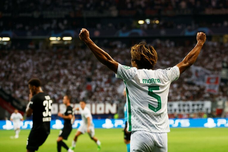 「“鎌田大地と守田英正が一緒に写った1枚”を狙いたいけど…」「長谷部誠はすでにコーチのように」CL日本人対決と“美しい夕焼け”撮影ウラ話(27)