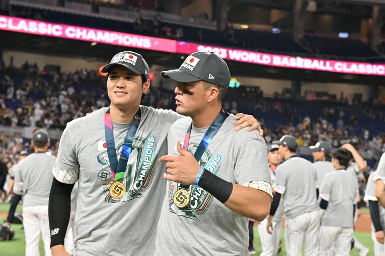 ヌートバーと肩を組み談笑する大谷　©︎Naoya Sanuki