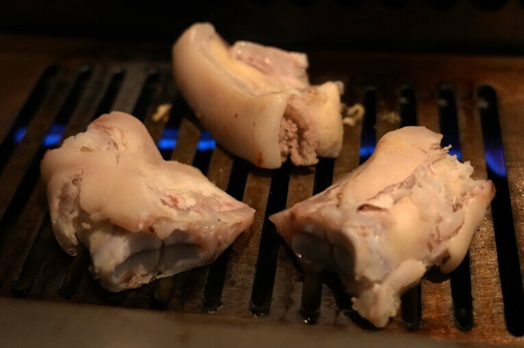 猪木スタイルで豚足を焼く。さらにこんがりと焼けた状態で食べると美味