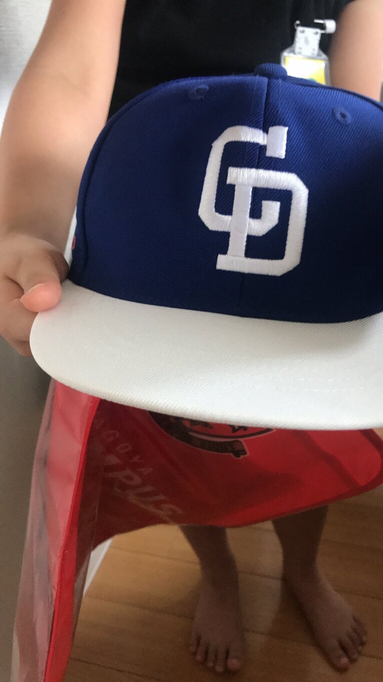 ポッカサッポロフード&ビバレッジが名古屋市内の公立小学校及び特別支援学校に入学した新1年生に、無償で配布した中日のキャップ（筆者提供）