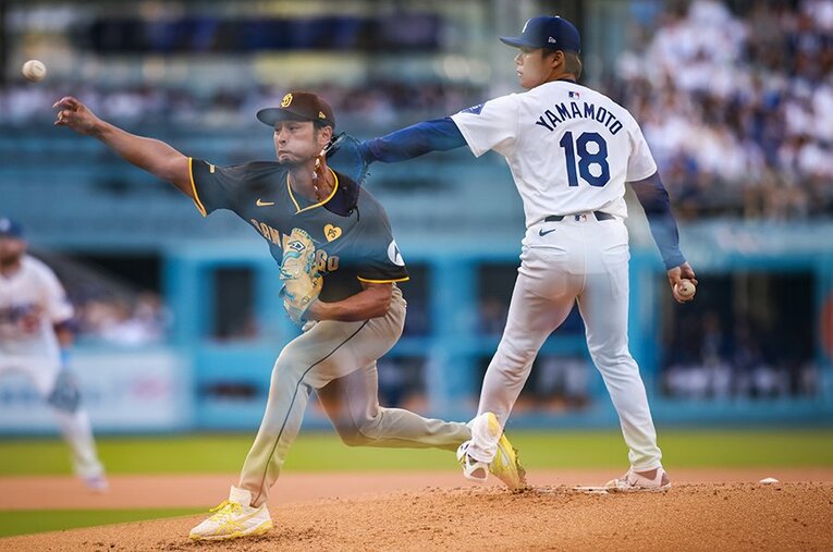 ダルビッシュ有と山本由伸。2人の「日本のエース」が投げ合った計140球は極上の投手戦だった ／ photograph by Nicole Vasquez/Getty Images