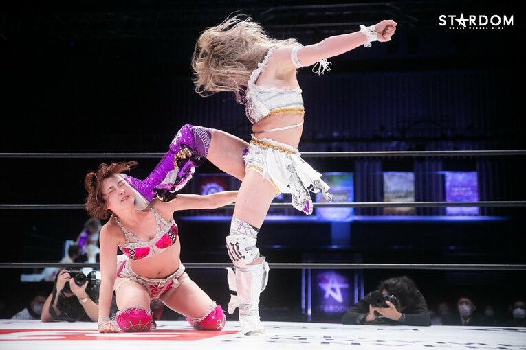 2021年4月、当時中野たむが保持していた「白いベルト」に挑戦したなつぽい　©STARDOM