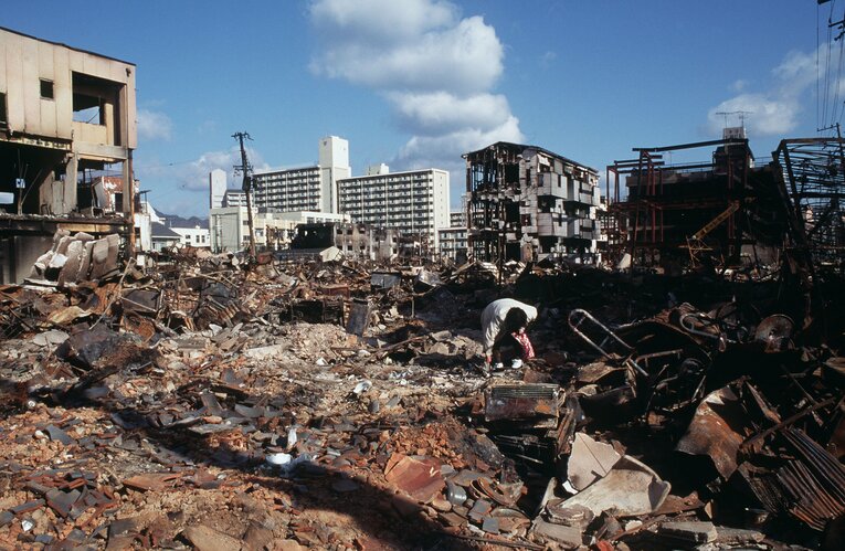 神戸市内は地震と火事の影響で崩壊した建物も多かった　©JIJI PRESS