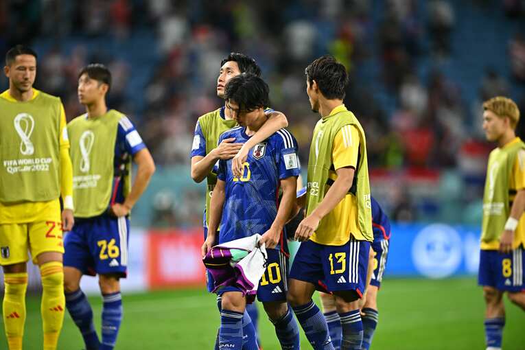 クロアチア戦後、失意の南野と肩を組み一緒に歩く鎌田　©Takuya Kaneko/JMPA