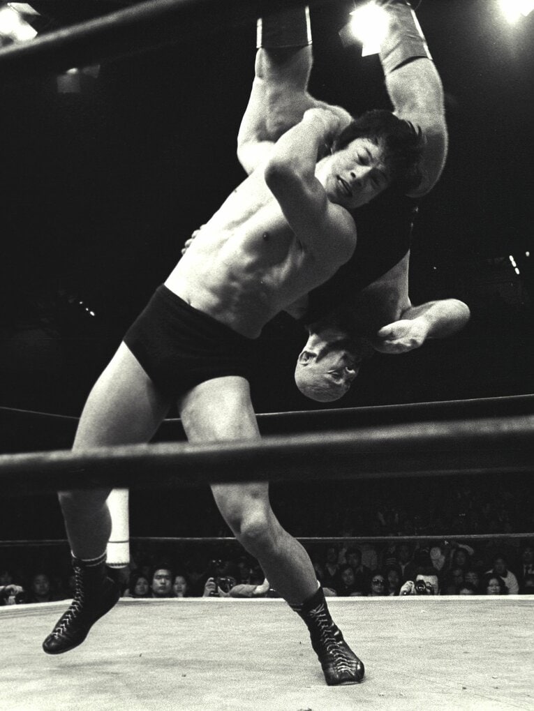 イワン・コロフにショルダースルーを見舞う