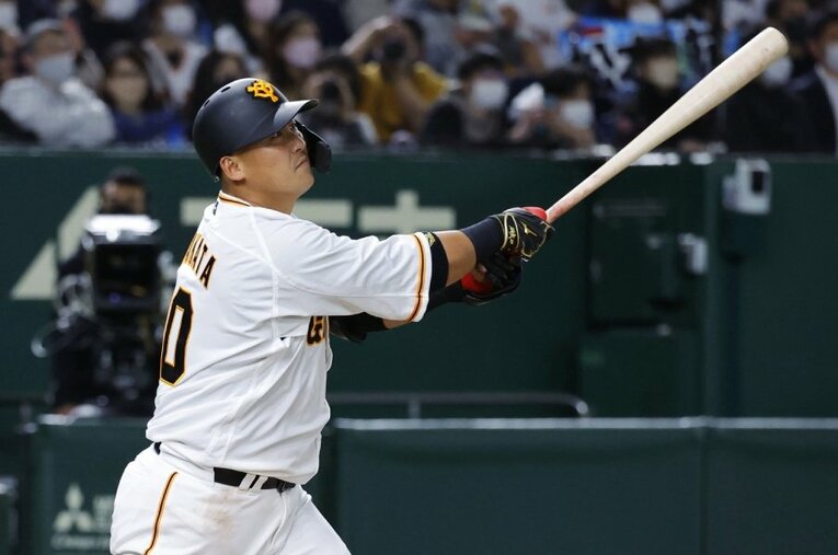 3月2日の西武戦で、今季オープン戦初ホームランを放った中田 ／ photograph by KYODO