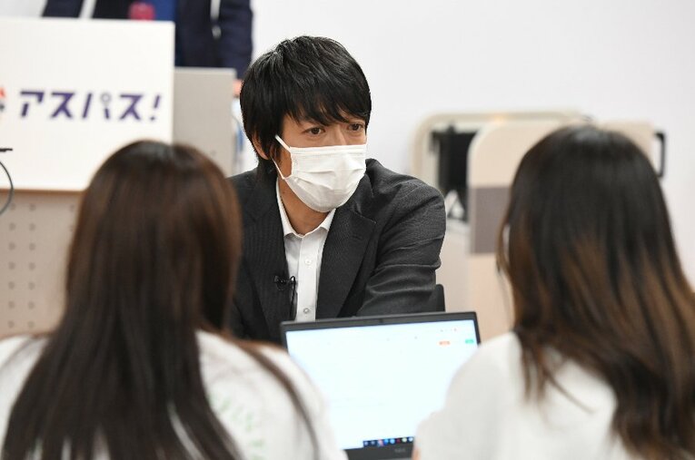 母校・中央大学の学生たちの話に耳を傾ける中村憲剛さん。「サッカー無関心層」の本音は想像以上にシビアなものだったという ／ photograph by JFA