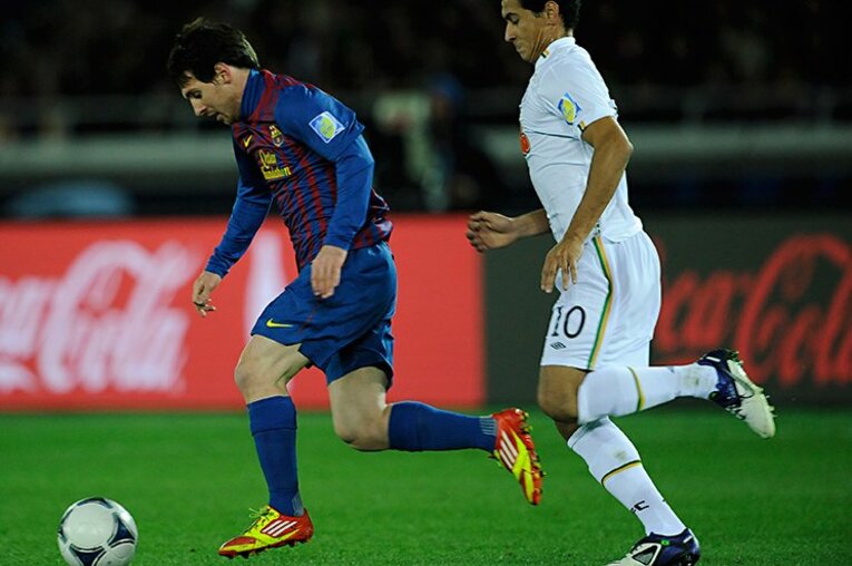 11年クラブW杯、メッシをチェックするガンソ　©Getty Images