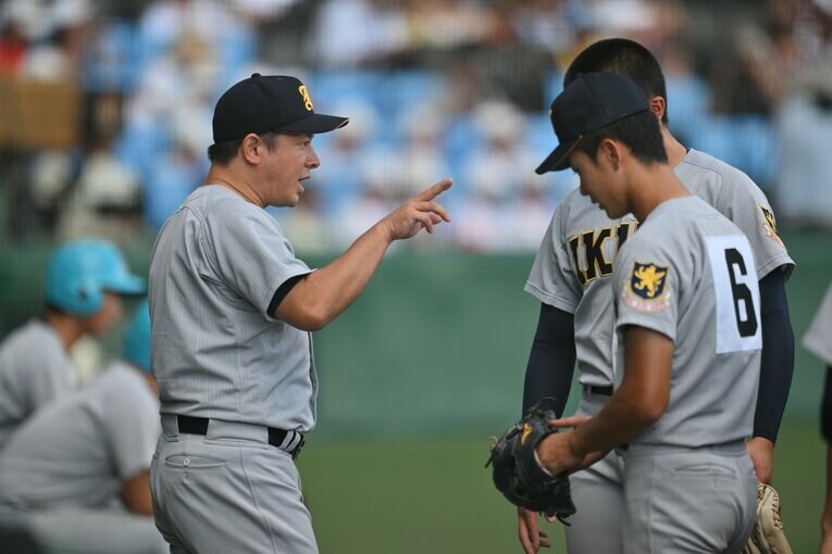 仙台育英を率いる須江航監督　©Hideki Sugiyama