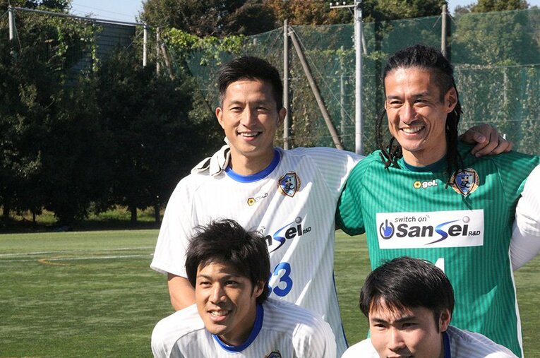 期間限定で選手復帰した福西崇史は、一回り若い選手に当たり負けしない場面も。今年は指導者としての第一歩を踏み出す。 ／ photograph by Satoshi Shigeno