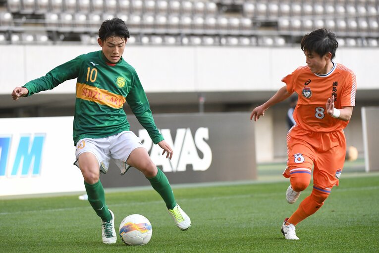 11年ぶりに選手権のピッチを踏んだ徳島商業。MF古川（左）らタレント軍団・静岡学園を前に初戦敗退を喫した　©︎Getty Images