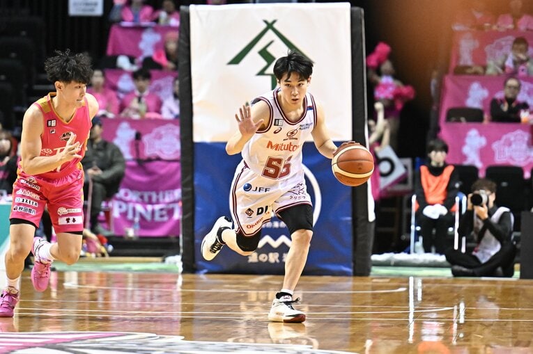 初挑戦のBリーグで存在感を見せる岡田のプレー　©B.LEAGUE