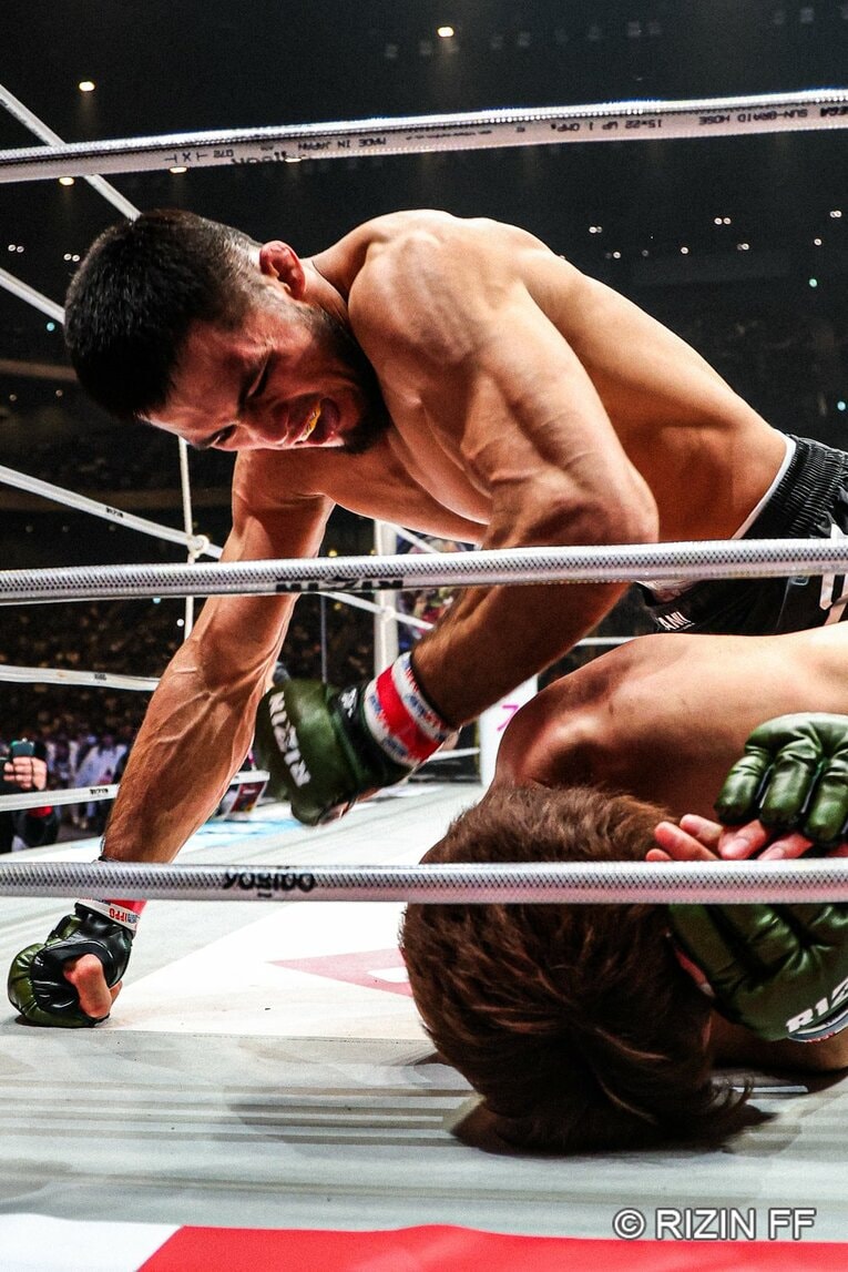 朝倉の顔面にパウンドを落とすシェイドゥラエフ。【スワイプするとそのほかの写真もご覧になれます】　©RIZIN FF
