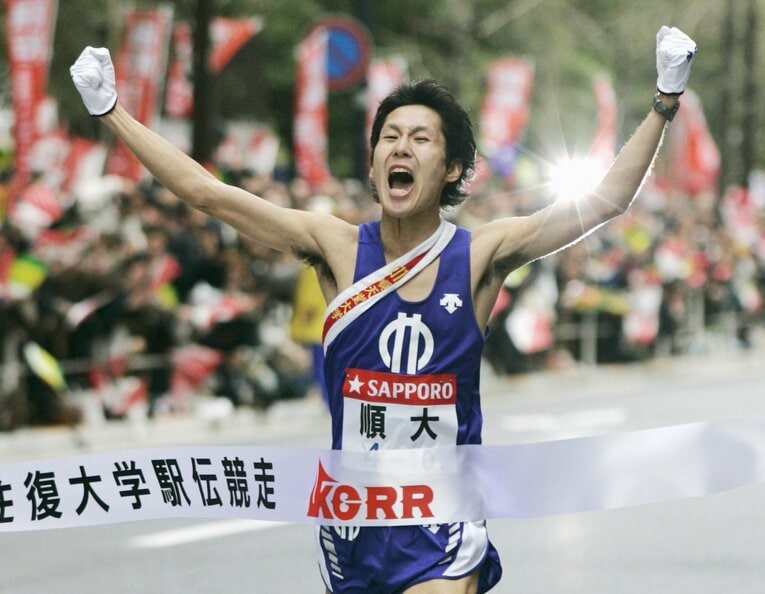 （あの2002年の白石高、奇跡のメンバーのその後）2007年の箱根駅伝。トップでゴールする順大のアンカー松瀬元太　©KYODO