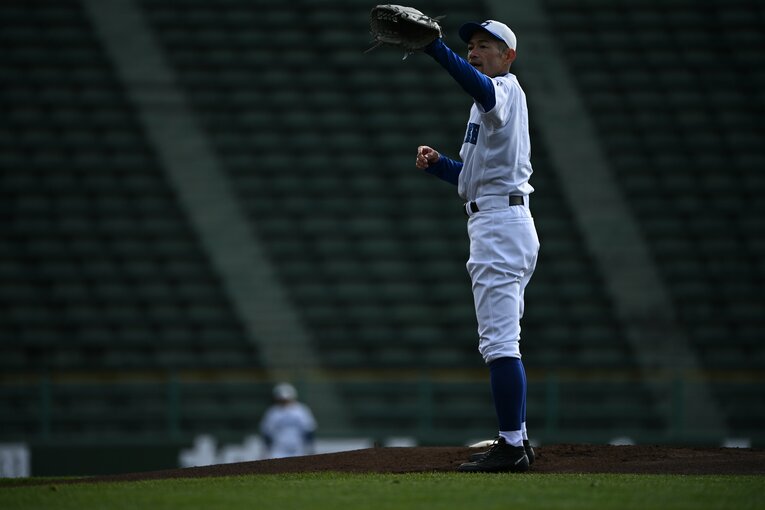 女子高校選抜との試合でマウンドに上がるイチローさん