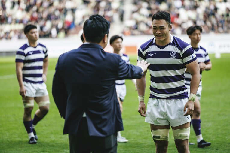 早大・大田尾竜彦監督に挨拶する明大・木戸大士郎　©︎Kiichi Matsumoto