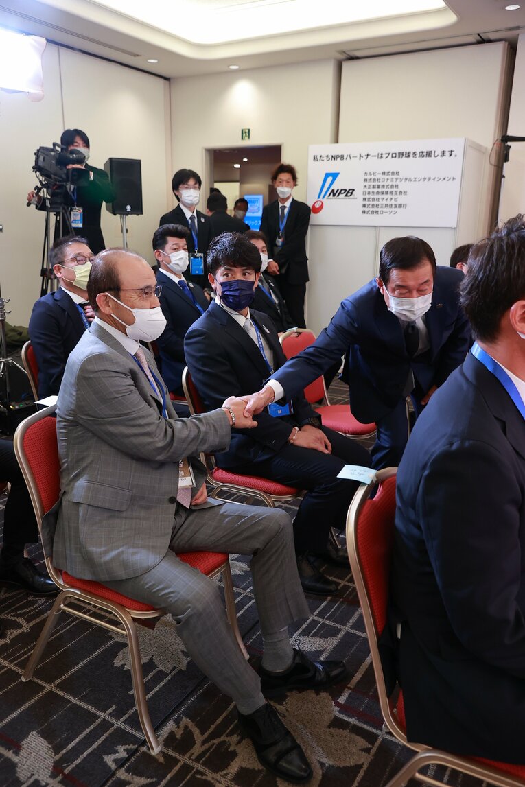 2022年ドラフト会議／原監督と岡田監督が握手　©︎JMPA