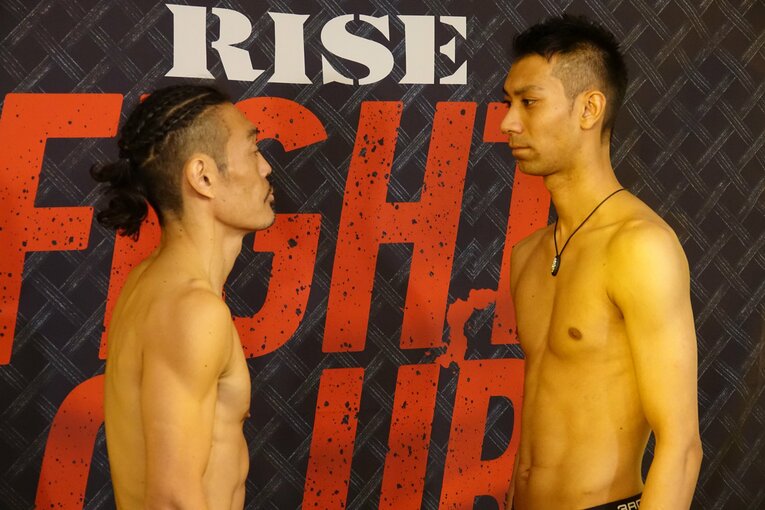 2月15日、前日計量で向かい合う安彦と相内　©Koji Fuse