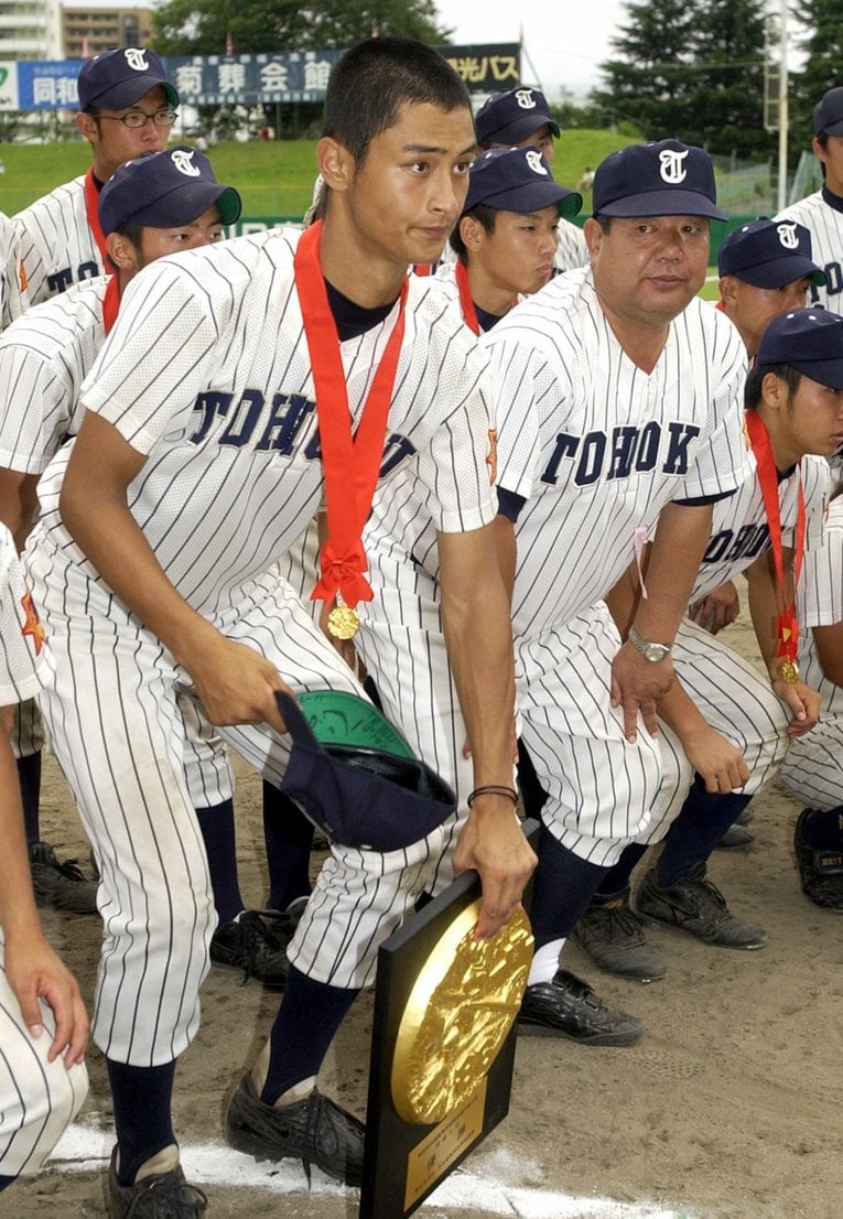 写真は2004年。高3のダルビッシュ有を擁し、若生監督率いる東北高は夏の宮城県大会で優勝。甲子園出場を決めた。若生監督は東北高で春夏通じて甲子園7回出場　©Sankei Shimbun