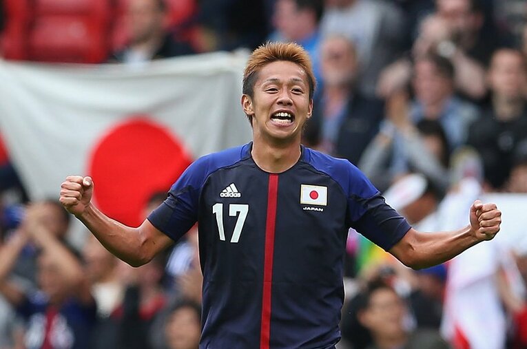 マタやデヘアなど超一流選手がそろったスペインに1-0で勝ち、ガッツポーズを見せた清武 ／ photograph by FIFA via Getty Images