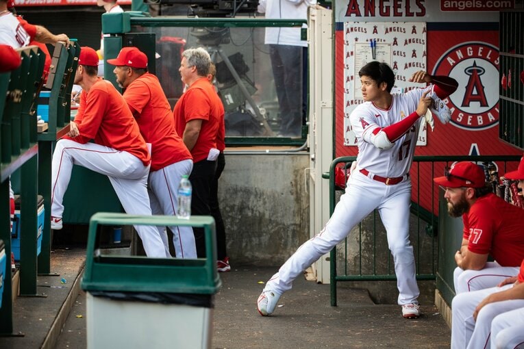 ベンチでも自らのフォームを確認する大谷　©Nanae Suzuki