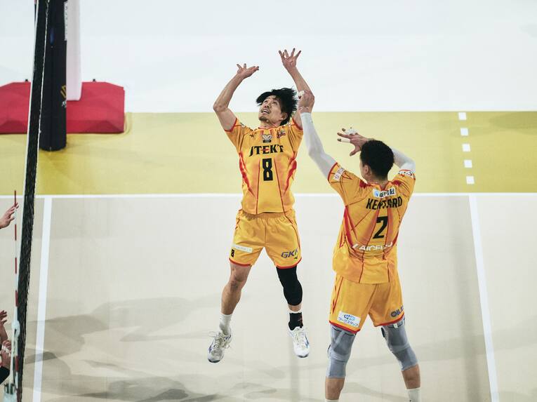 関田誠大、高橋健太郎（ジェイテクトSTINGS愛知）　©︎Yuki Suenaga