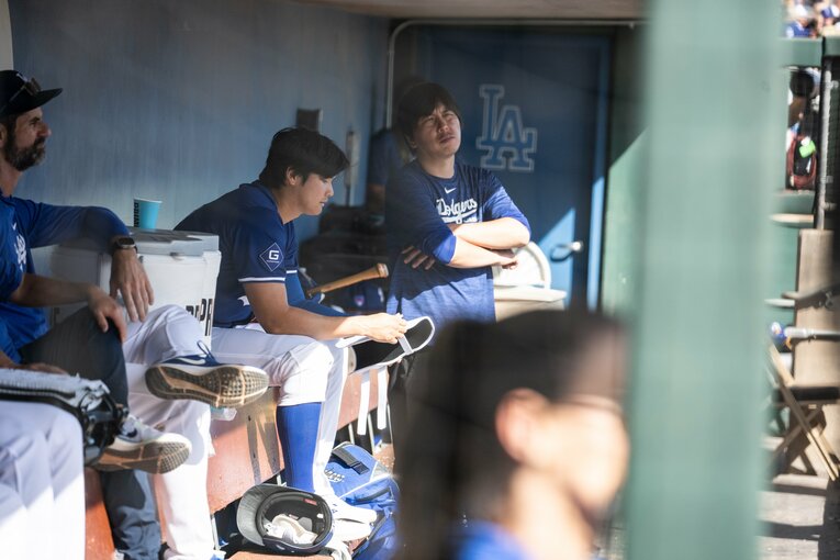 水原通訳と　©Nanae Suzuki