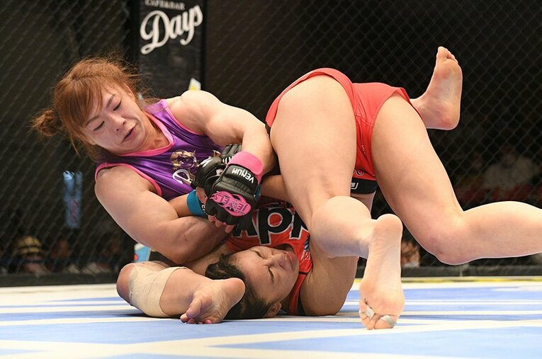 DEEP JEWELSフライ級トーナメント決勝、杉山しずかに腕ひしぎ十字固めを狙う中井りん ／ photograph by DEEP JEWELS