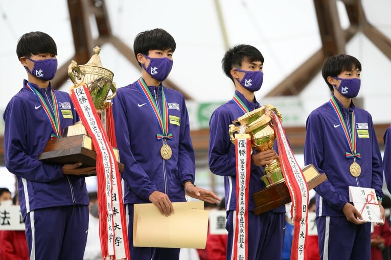 表彰セレモニーでの駒大選手たち　©Nanae Suzuki