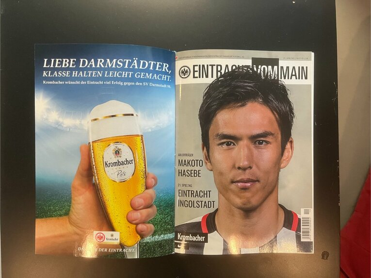 【長谷部誠ラストゲーム現地探訪】フランクフルトミュージアムに保管されている長谷部のマッチデイプログラム　©Yusuke Mimura