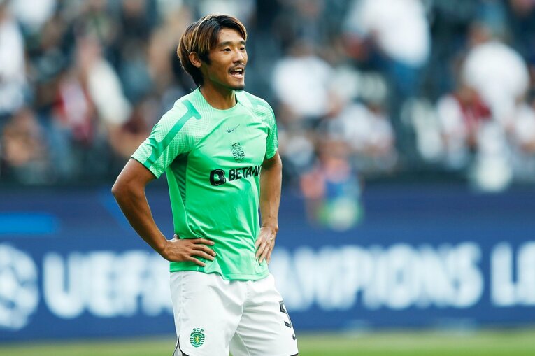 「“鎌田大地と守田英正が一緒に写った1枚”を狙いたいけど…」「長谷部誠はすでにコーチのように」CL日本人対決と“美しい夕焼け”撮影ウラ話(41)