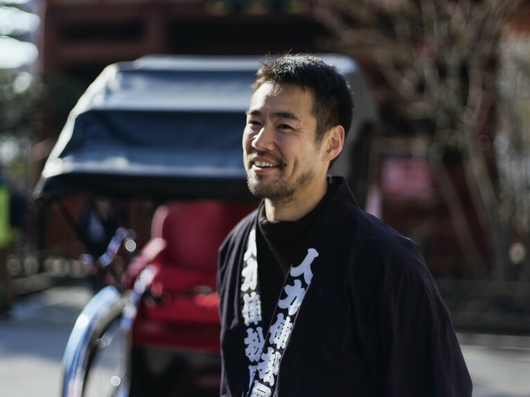 【人力車でバーチャル浅草さんぽ】元ラグビー日本代表…ムキムキの児玉健太郎さんが引く人力車で浅草を回った気になれる！　人力車夫のお仕事風景を見る　©︎Yuki Suenaga