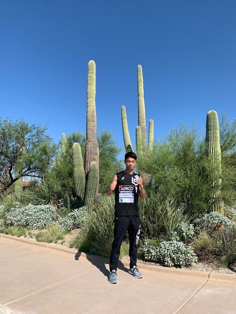 アリゾナ名物サボテンの前に立つ中谷潤人　©本人提供