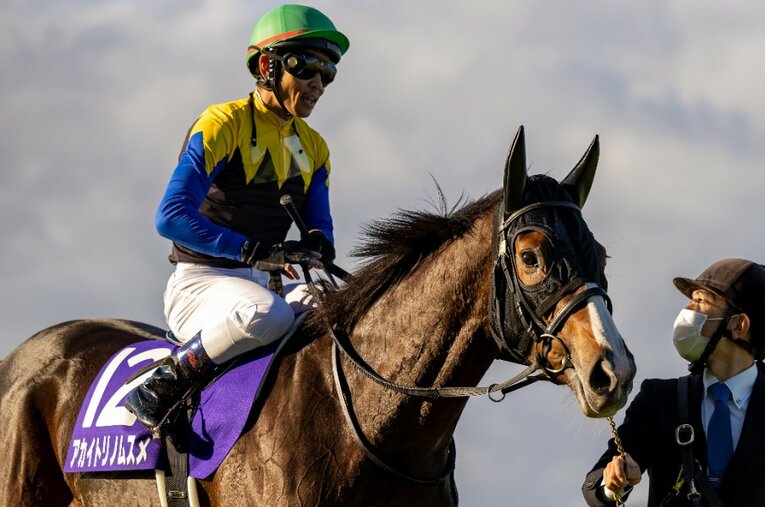 10月17日の秋華賞にてソダシ、ユーバーレーベンらをおさえ一着に輝いたアカイトリノムスメと戸崎圭太騎手 ／ photograph by Photostud