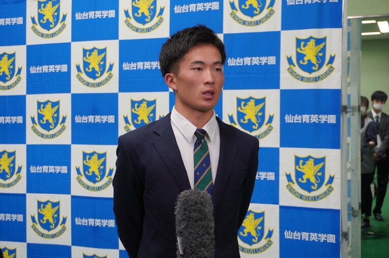 指令漏れ直後、異例の囲み取材が行われた。エース吉川陽大は「3、4年後にドラフト1位で行けるように」と語った