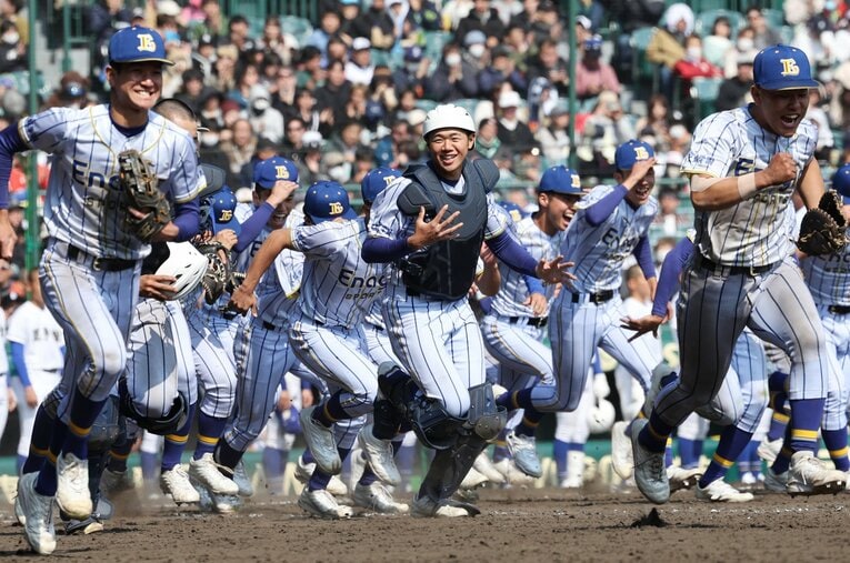 春夏通じて甲子園初出場となったエナジックスポーツ高の初戦は愛知・至学館を相手に8-0で快勝。ベンチ入りメンバーは全員、地元・沖縄出身だった ／ photograph by JIJI PRESS