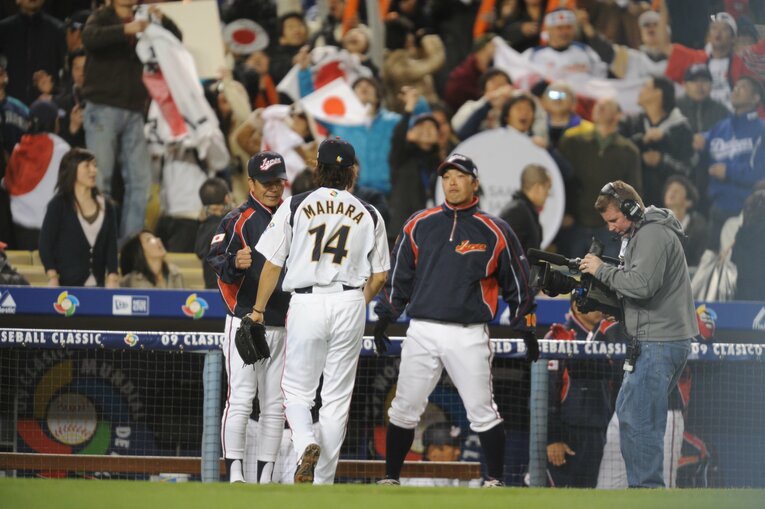 馬原孝浩を迎える山田久志コーチ　©︎Naoya Sanuki