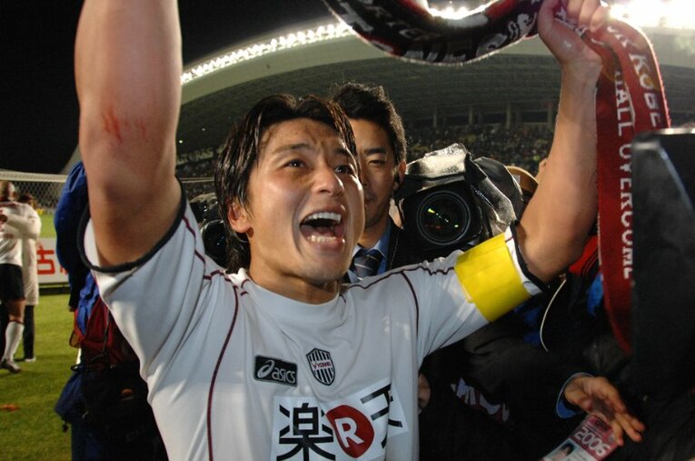 2006年、キャプテンとしてヴィッセル神戸をJ1昇格に導いた三浦淳宏（現：三浦淳寛監督）。自身の現役時代の経験を踏まえて、若手選手への期待を語った ／ photograph by Takashi Shimizu