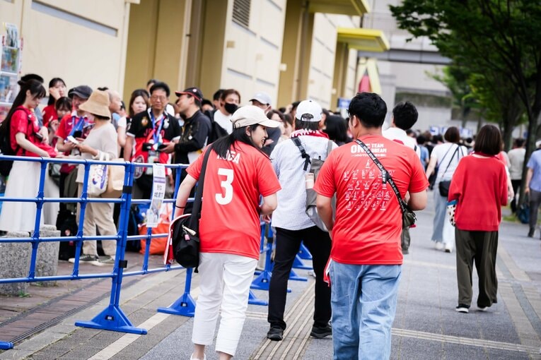 背番号入りの応援Tシャツを着用する観客たち　©︎Volleyball World