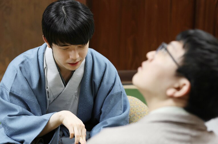 王将4連覇を果たした藤井聡太。名人戦でも相まみえる永瀬拓矢ら各棋士はその強さをどう捉えているか ／ photograph by JIJI PRESS