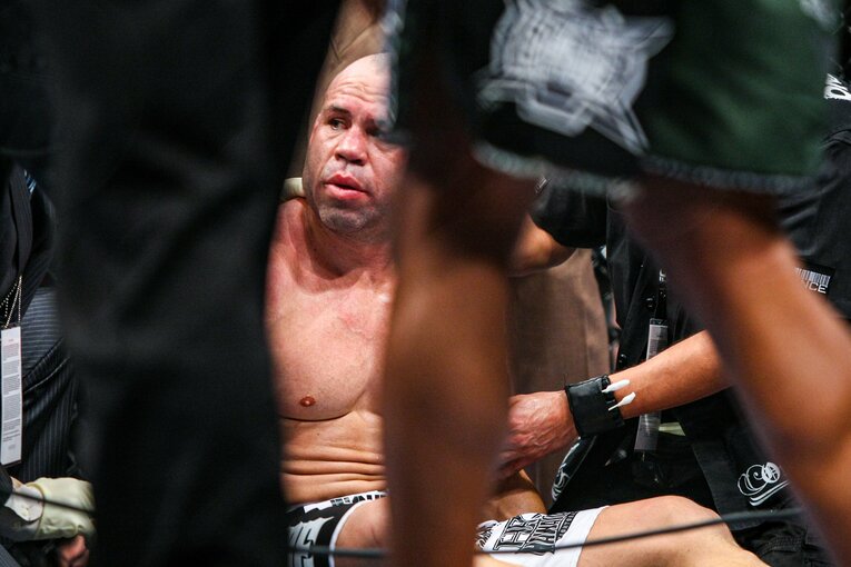 試合後、意識を取り戻したシウバ　©Susumu Nagao