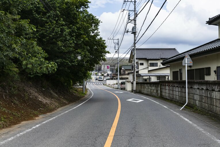 競馬場通りを進んでいくと…前方に大きなスタジアムが