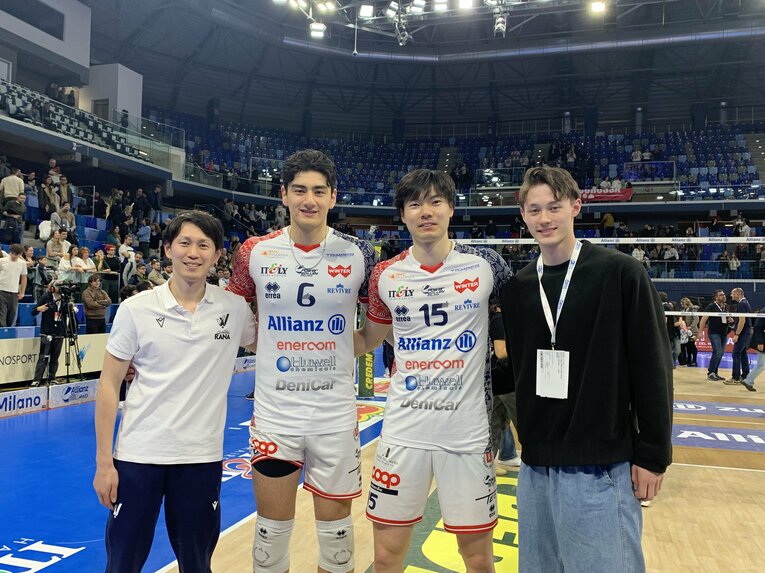 昨年12月末に大塚がいるミラノに加入した専修大1年・マサジェディ翔蓮（6番）。今年2月のヴェローナ戦後には、ヴェローナでコーチ修行中の浅野博亮さん（一番左）、中央大の海外派遣プロジェクトで同チームに派遣されている坂本アンディ世凪と交流を深めた（筆者撮影）