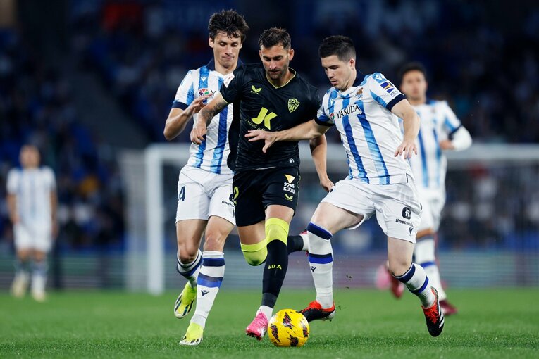 スベルディアとル・ノルマンは良い連係で相手の攻撃をストップしていたが……　©Daisuke Nakashima