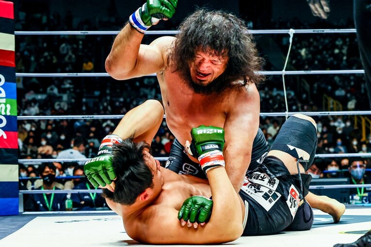 動きの鈍ったシビサイに鉄槌を連打する関根　©RIZIN FF Susumu Nagao