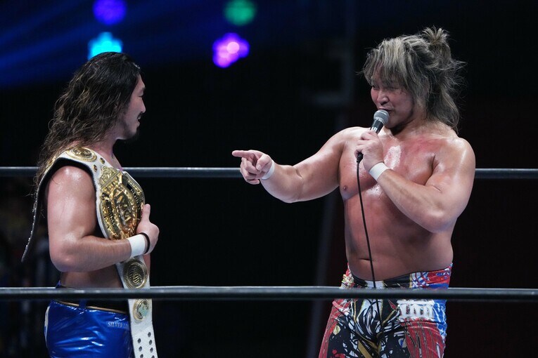 地元での最後の試合を終え「新日本プロレス、頼んだぞ」と辻陽太に声をかける棚橋弘至。11月2日、岐阜メモリアルセンターで愛ドーム　©Essei Hara