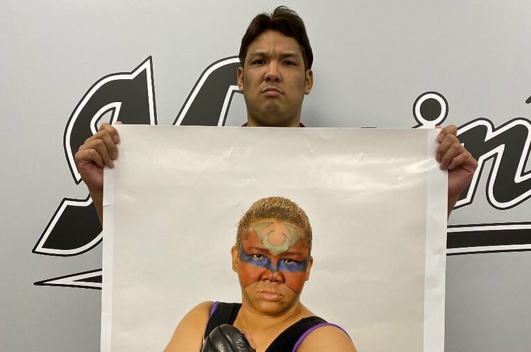 アジャコングの特大写真とともにポーズをとる井上晴哉 ／ photograph by Chiba Lotte Marines