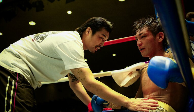 プロライセンスを取得して迎えた2008年11月19日、後楽園ホールで国内デビュー戦のリングに立った記胤（右）。セコンドには兄・宏成がいた　©︎Kenji Hayashi