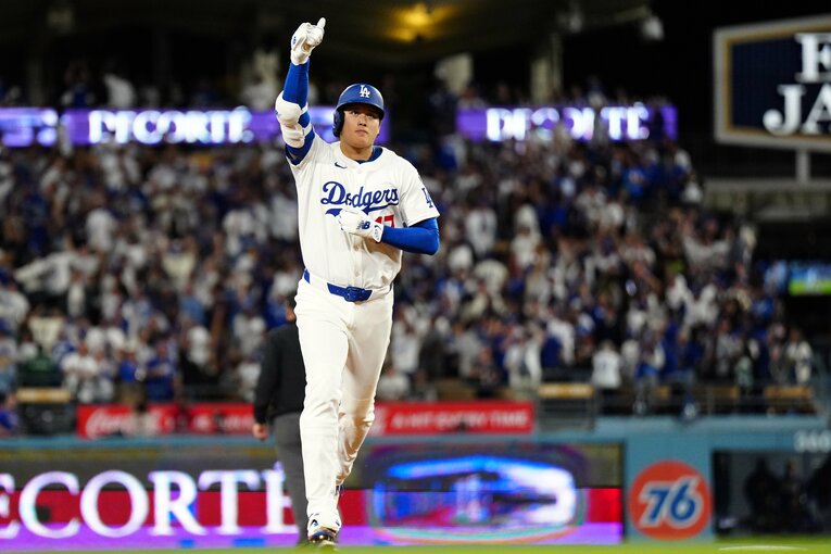 3本のアーチを描いたブルワーズとの第4戦　©Getty Images