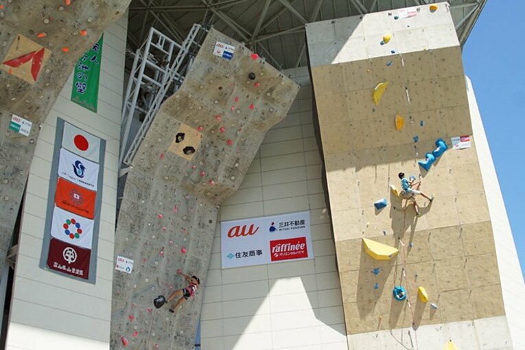 近年のリード大会は巨大ハリボテを取り付けて課題をつくるため、表面がフラットな人工壁が主流。だが、桜ヶ池のウォールは壁自体に凹凸のあるものが使われている。